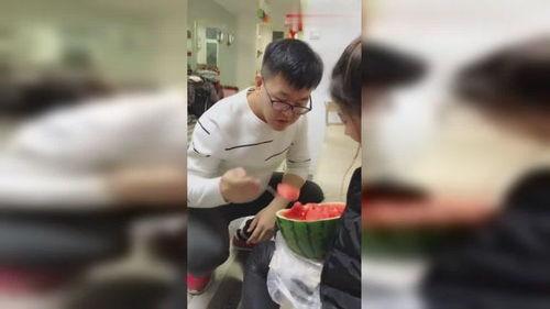 夫妻摔西瓜路人吃瓜视频,一场欢乐的街头“瓜”事
