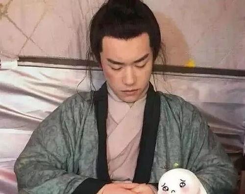 千玺吃瓜姿势视频大全,萌态百出，笑料连连
