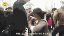 打架吃瓜最淡定的大爷视频,围观打架现场，吃瓜群众中的冷静智者