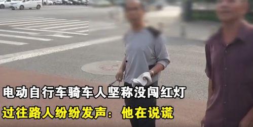 打架吃瓜最淡定的大爷视频,围观打架现场，吃瓜群众中的冷静智者