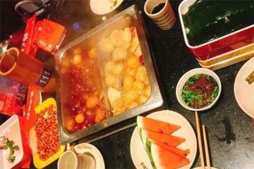 苏州火锅店吃瓜视频曝光,暗藏食品安全疑云
