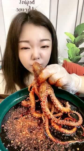 瓜哥吃八爪鱼视频播放,八爪鱼美食盛宴现场直播