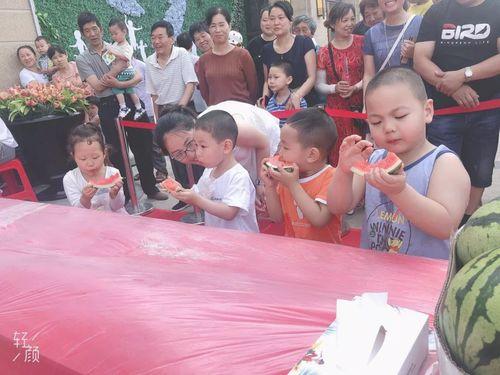 一个帅气的吃瓜群众视频