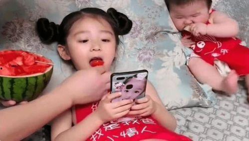 女儿拿瓜给爸爸吃视频,温馨一幕，女儿拿瓜孝敬爸爸