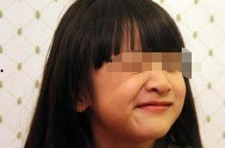 女儿拿瓜给爸爸吃视频,温馨一幕，女儿拿瓜孝敬爸爸