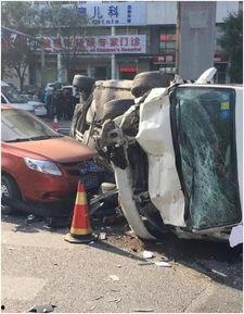 男子吃瓜车祸视频真实版,男子吃瓜遭遇车祸，真实版“吃瓜群众”险些丧命