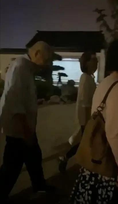 路人吃瓜拍照视频,路人围观拍照，揭秘吃瓜视频背后的故事